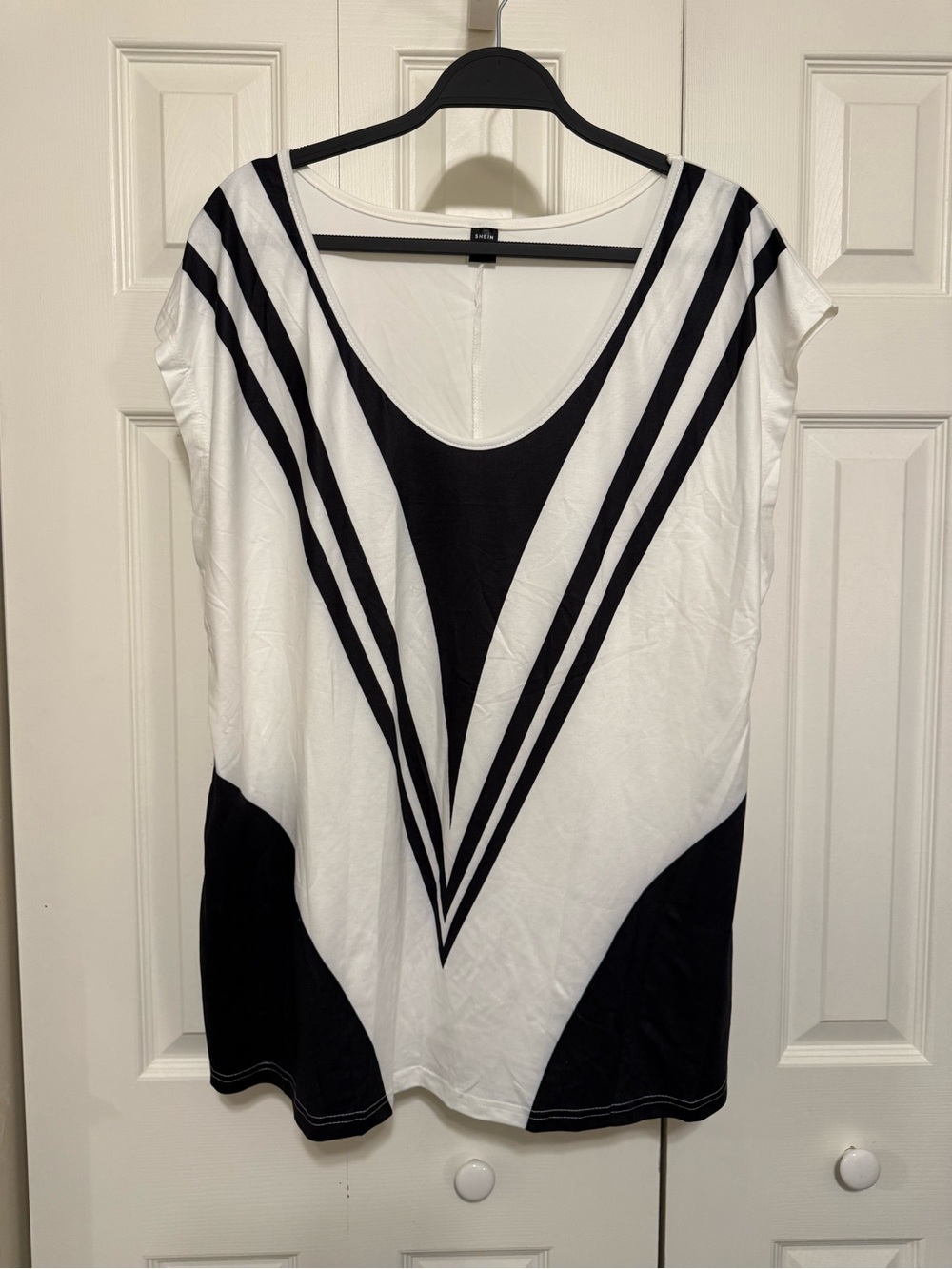 Stylish Black & White V-Neck Graphic Women's Top